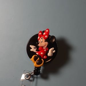 Retractable name badge holder